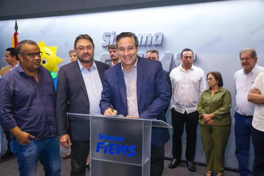 Prefeito Paleari assina adesão a programa que poderá garantir até 20% de desconto na conta de energia para moradores de Nova Alvorada do Sul