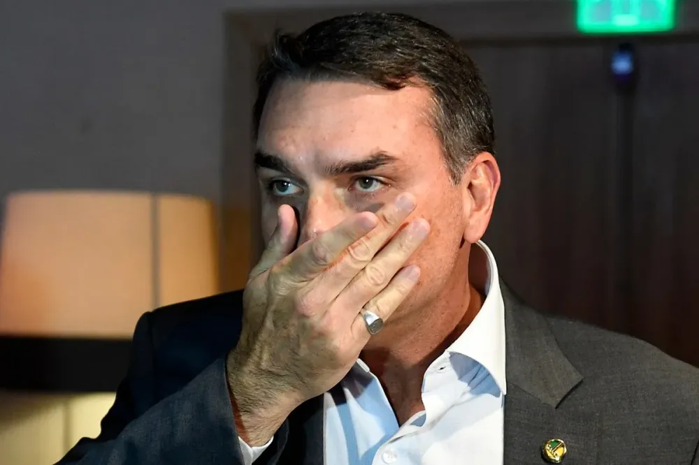 Michelle Bolsonaro confirma a aliados que Flávio deixou o Brasil
